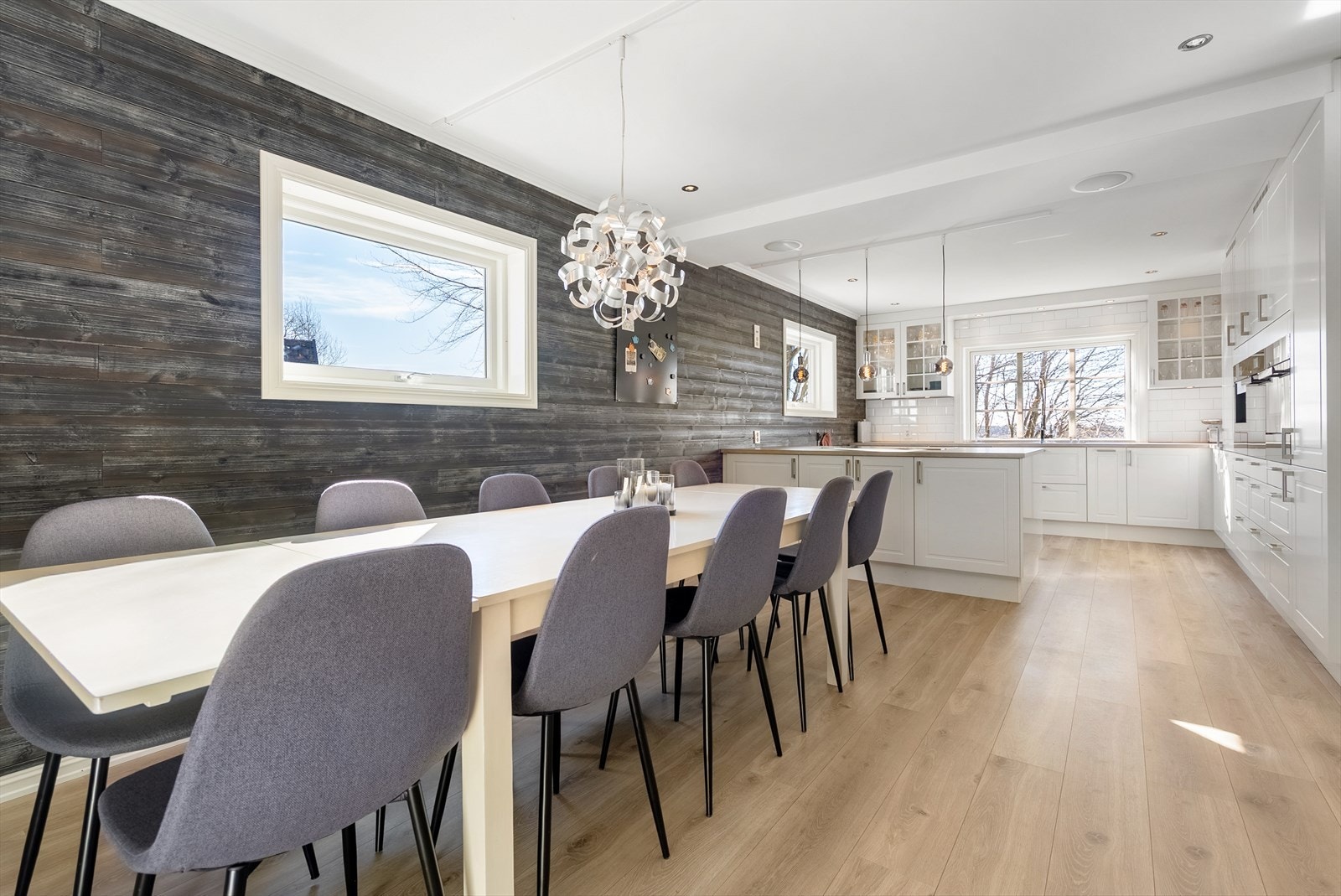 Spisestuen er naturlig plassert i tilknytning til kjøkkenet og byr på rikelig med plass til et stort spisebord for sosiale sammenkomster. Galleribilde
