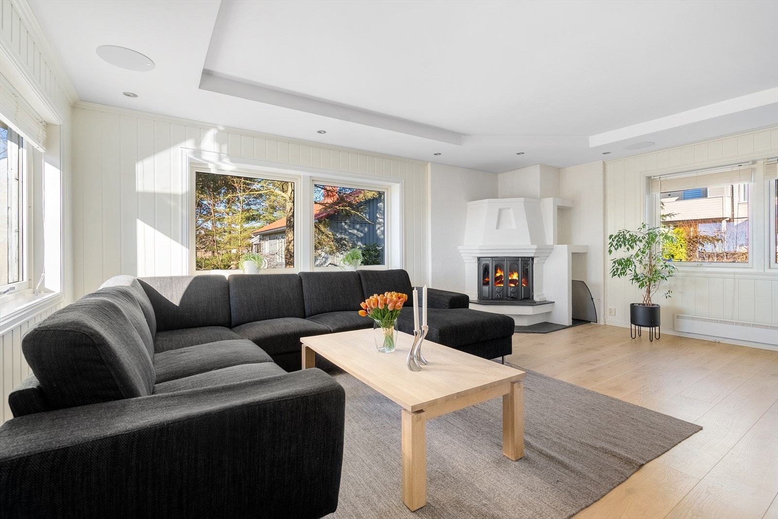 Stuen er romslig og gir god plass til flere møbleringsalternativer, enten du ønsker å plassere et komfortable sofagrupper for avslapning, eller en egen lesekrok. Galleribilde