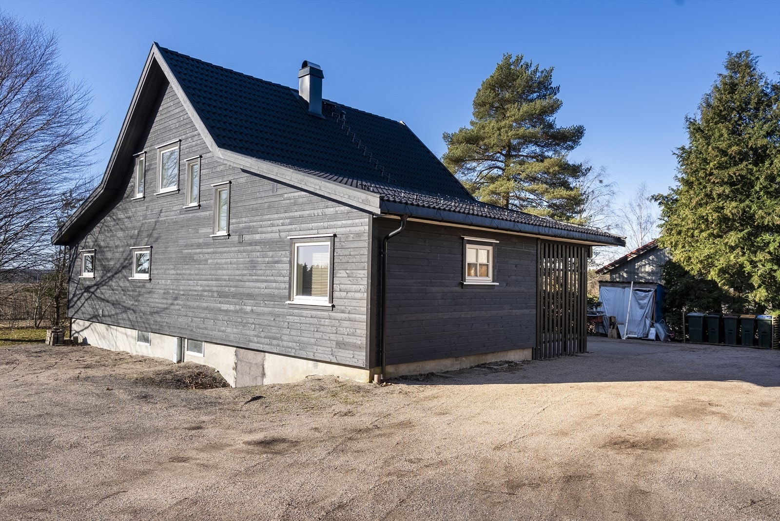 Boligen har en gjennomtenkt og velfungerende planløsning som går over 2 plan og kjeller med gode muligheter for lagring og oppbevaring. Store uteområder og terrassearealer. Galleribilde