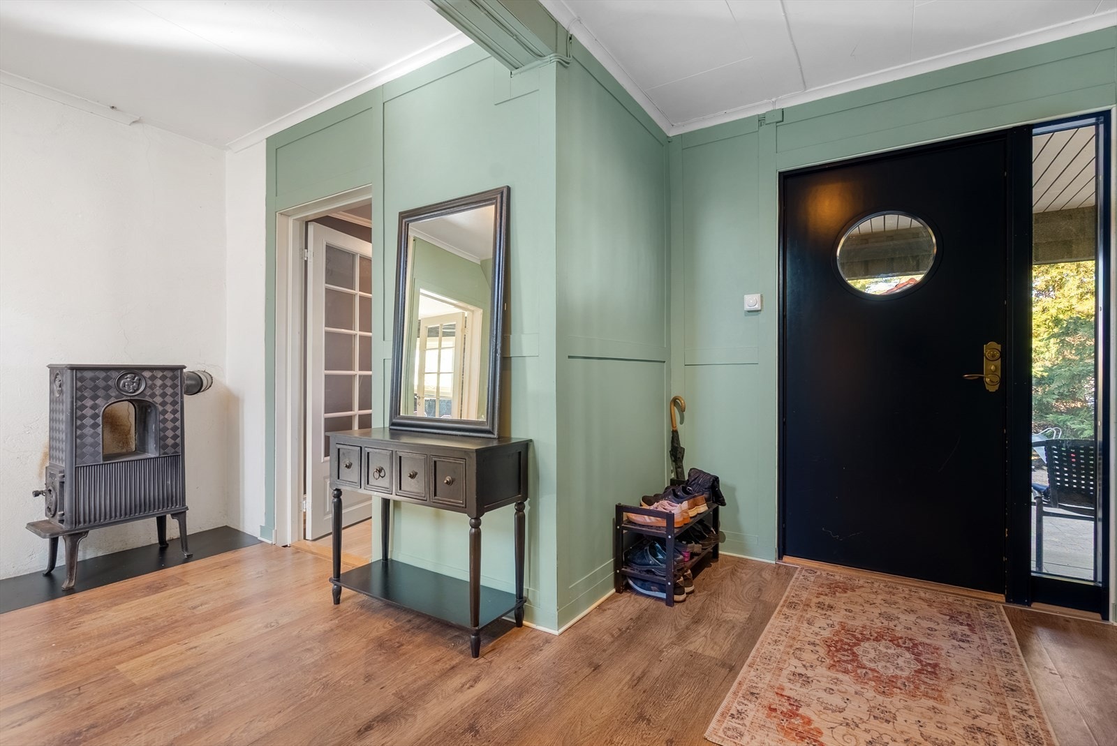 Lys og romslig entré med hvor det også er god plass til å henge ifra seg yttertøyet i gangen. Galleribilde