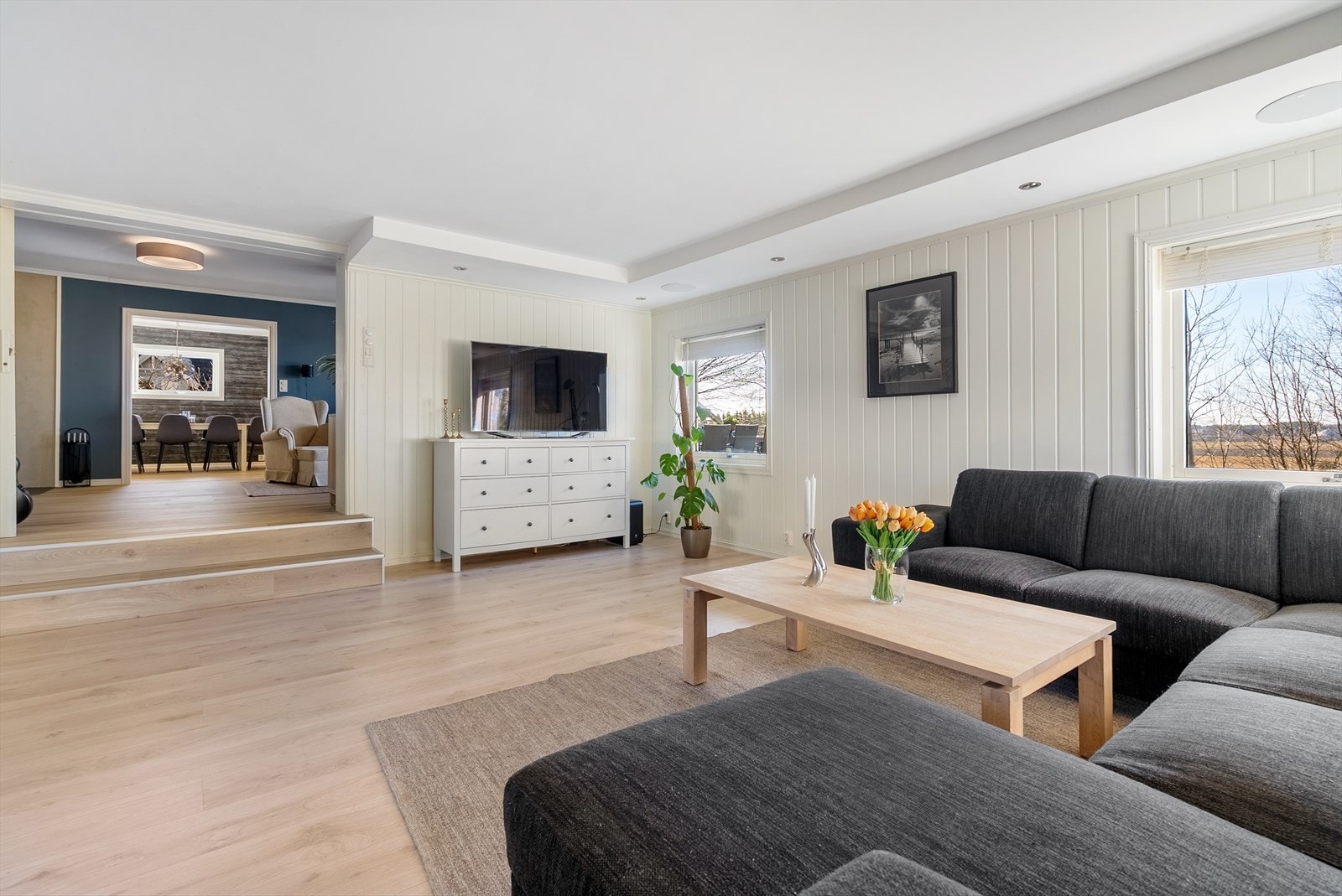 De store og innbydende stuene, utstråler en delikat og moderne stil. Galleribilde
