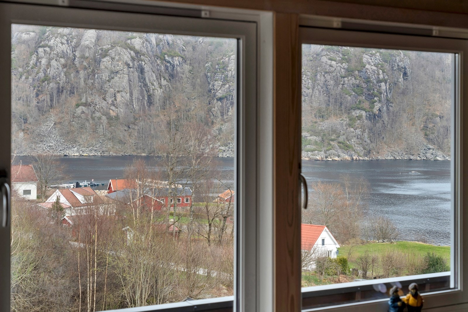 Utsikten kan nytes fra flere rom i hytta. Galleribilde