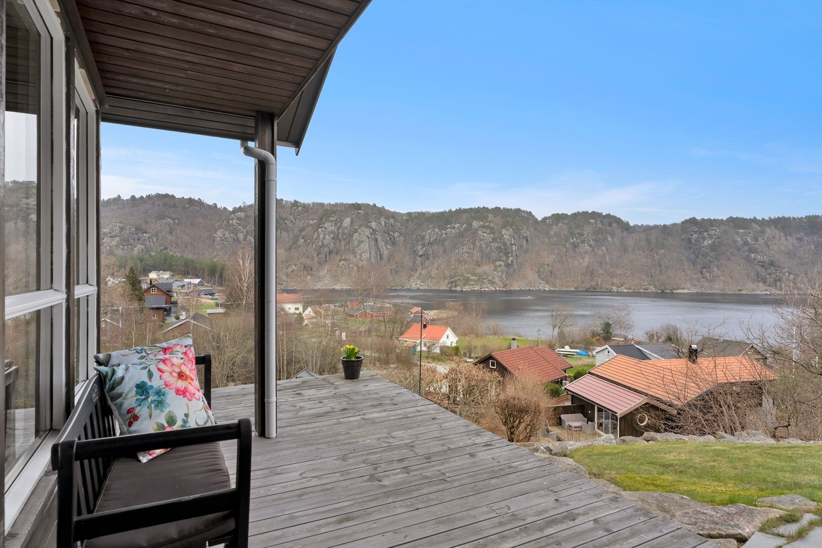 Fritidsboligen har en idyllisk beliggenhet i Kåfjord, med utsikt mot sjøen og hele Sørlandsskjærgården rett utenfor. Galleribilde