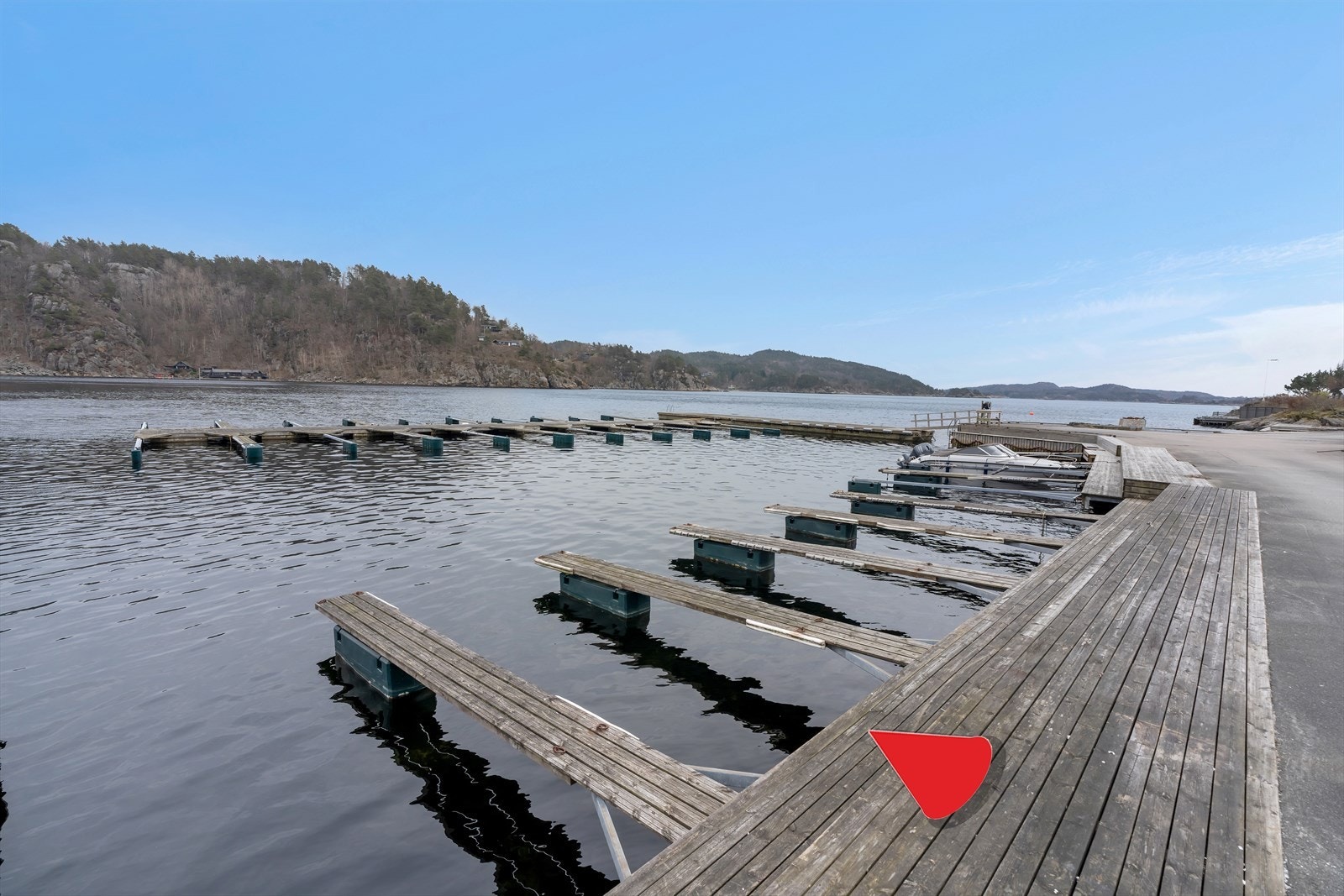 Det medfølger båtplass i fellesanlegget, kun en kort spasertur fra hytta. Galleribilde