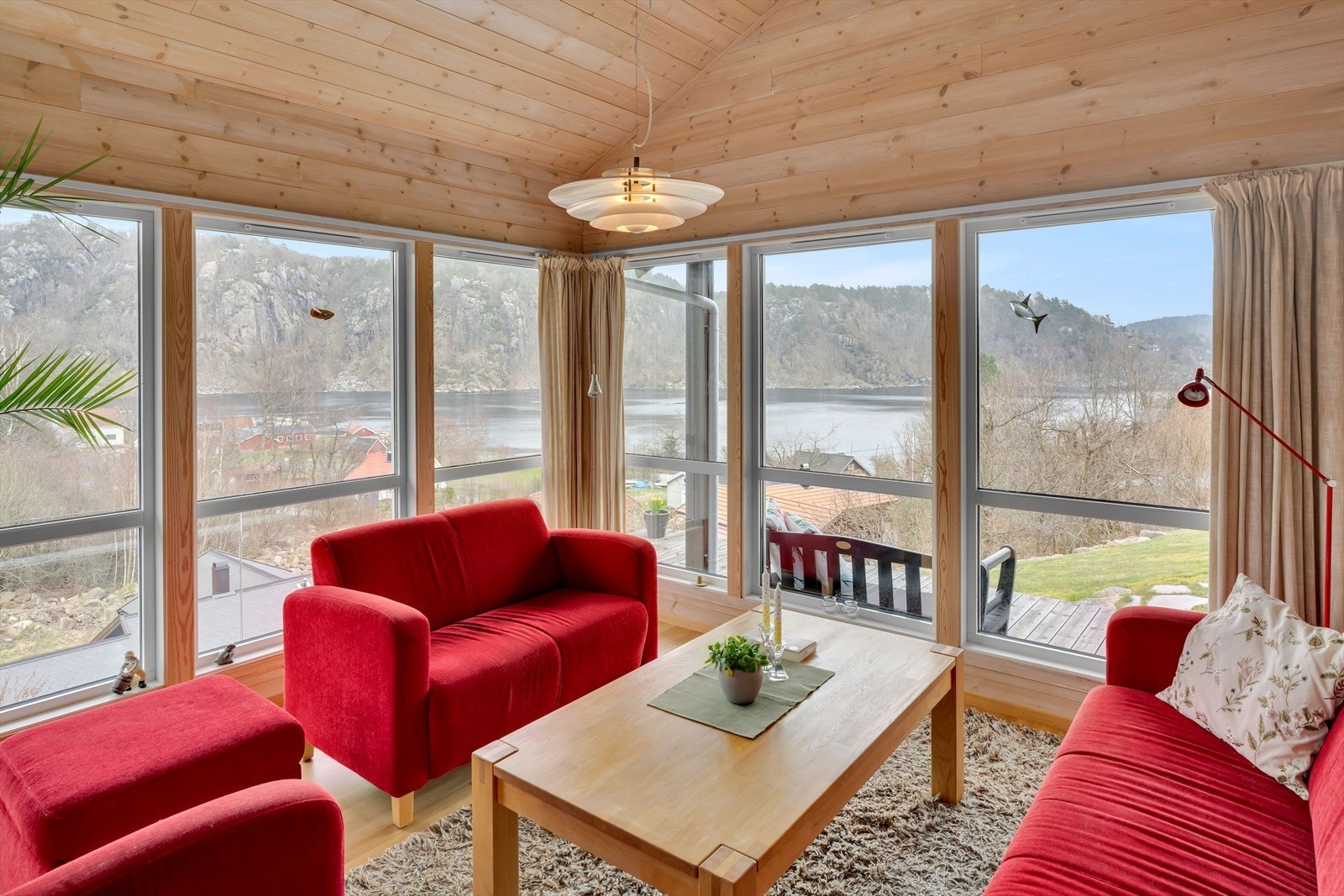 Stuen har god plass til flere sittegrupper. Galleribilde