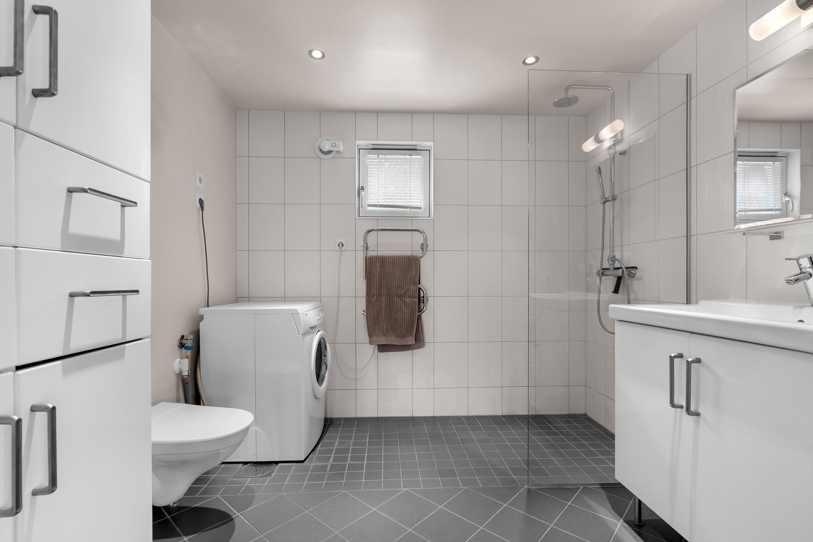 Badet fra 2007 er flislagt og har elektriske varmekabler i gulvet. Galleribilde