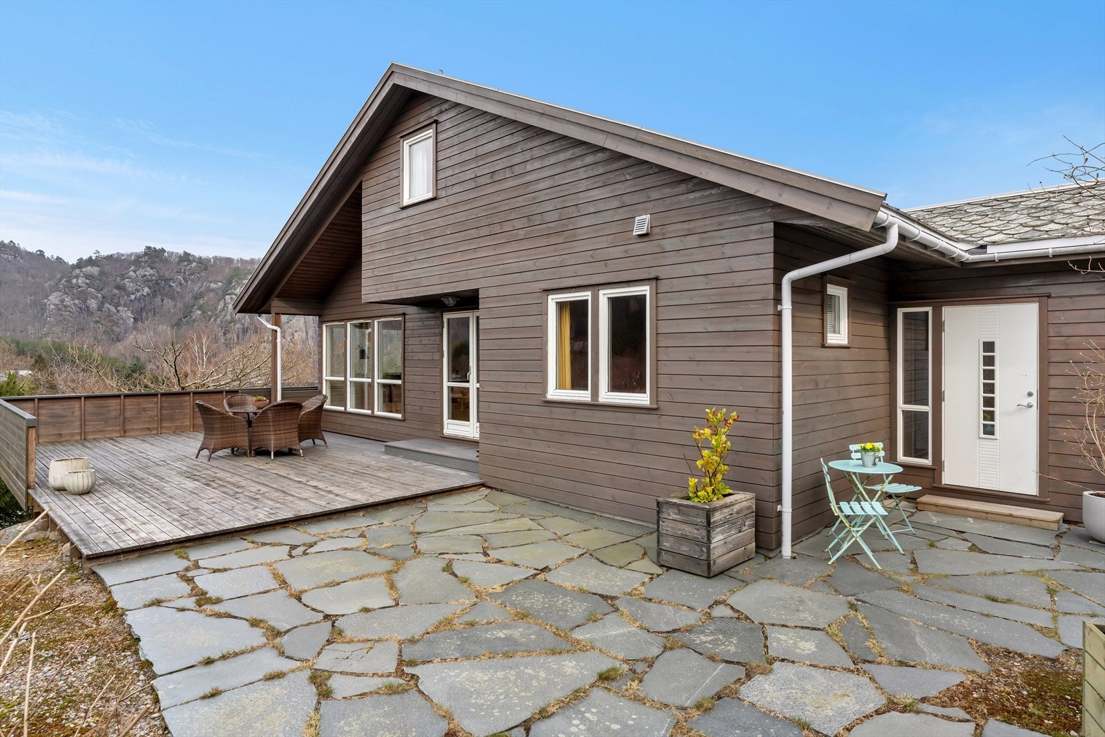 Uteområdet er belagt med både treterrasser og skiferheller, som skaper flere hyggelige soner. Galleribilde