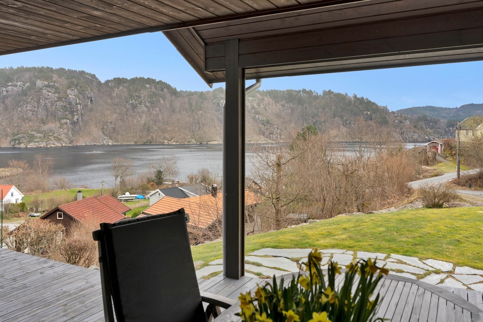 Nyt utsikten over Kåfjord fra den lune, overbygde terrassen. Galleribilde
