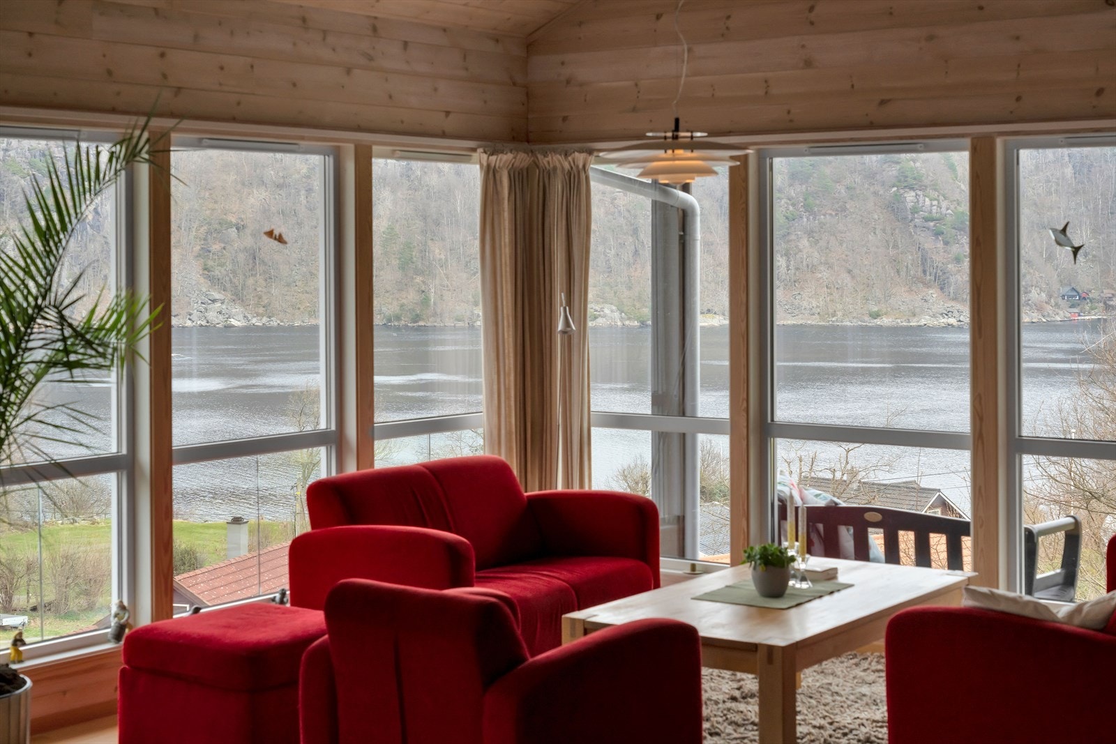 De store vindusflatene i stuen gir en flott utsikt over Kåfjordvannet. Galleribilde