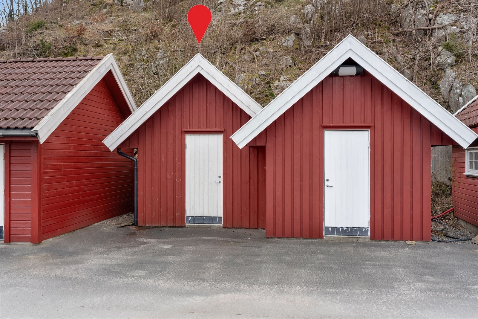 Eiendommen inkluderer en sjøbod i et felles anlegg ved sjøen. Galleribilde