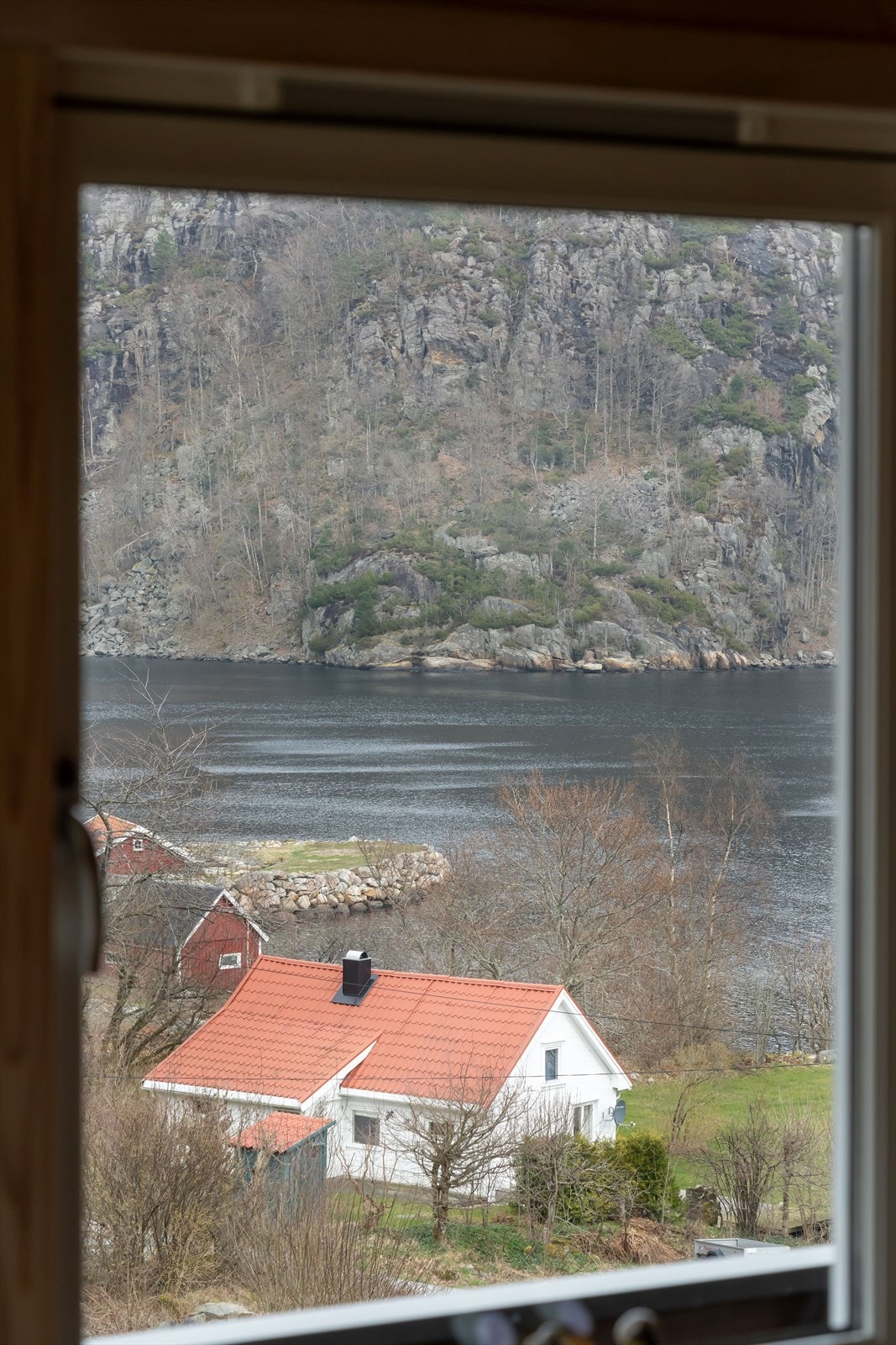 Et levende bilde av Sørlandsidyllen rett utenfor vinduet. Galleribilde