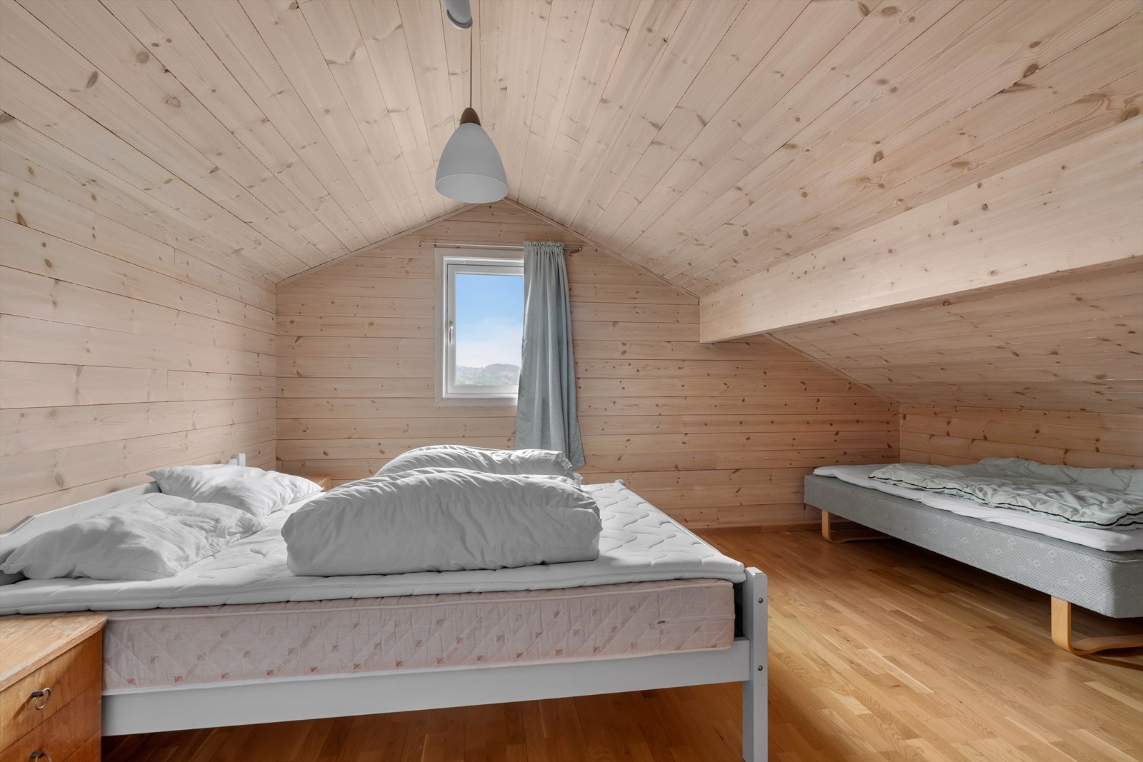 Det ene av to soverom på hemsen, med plass til flere senger. Galleribilde