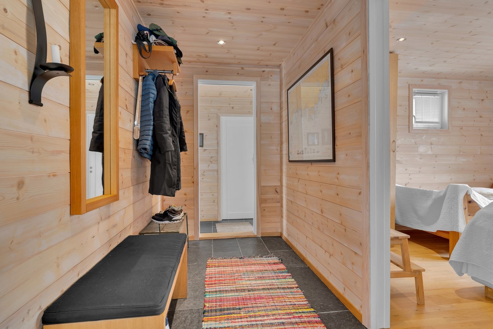Fra gangen er det tilgang til bad, to soverom og den åpne stuen. Galleribilde