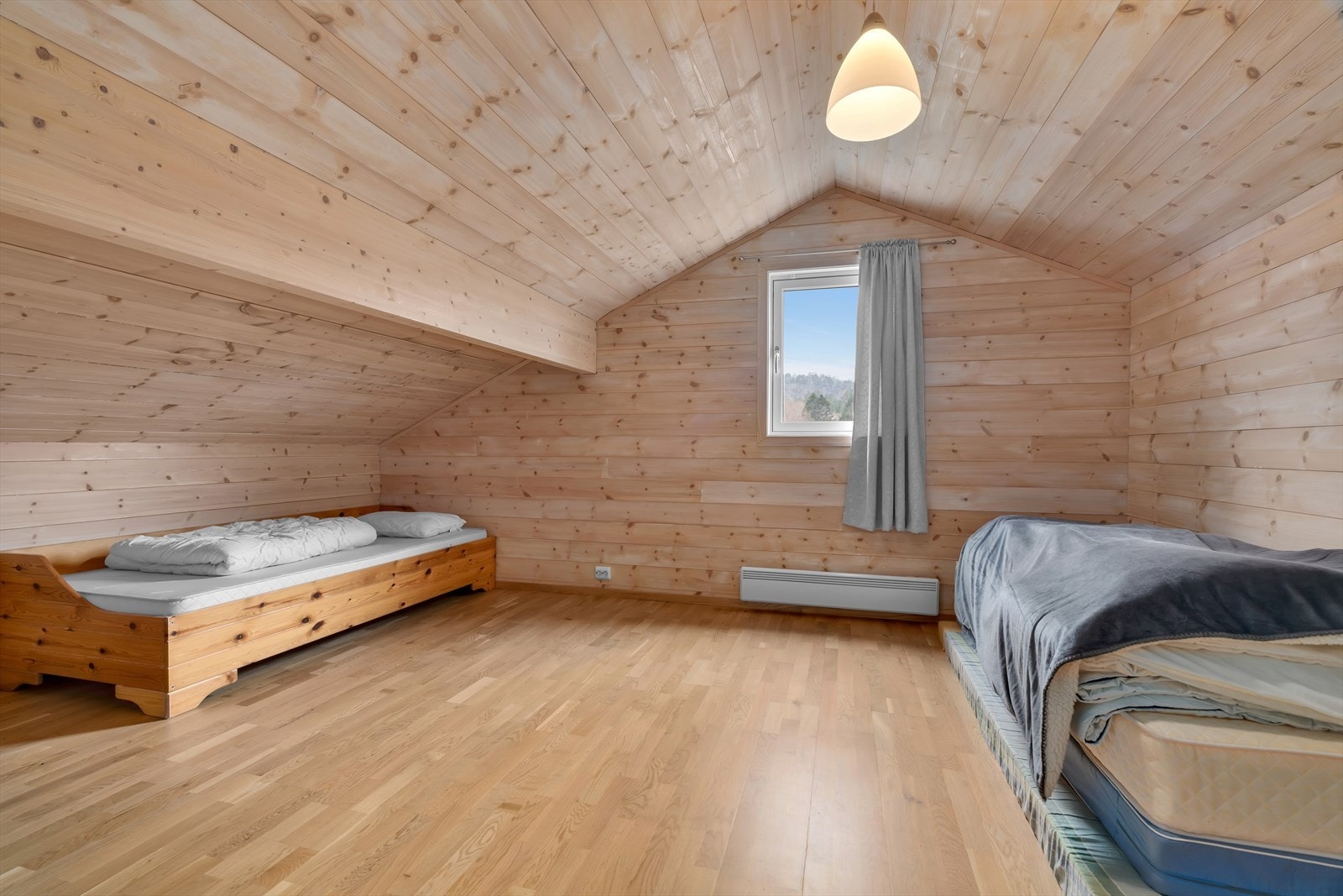 Det andre soverommet på hemsen er også romslig og har parkett på gulvet. Galleribilde