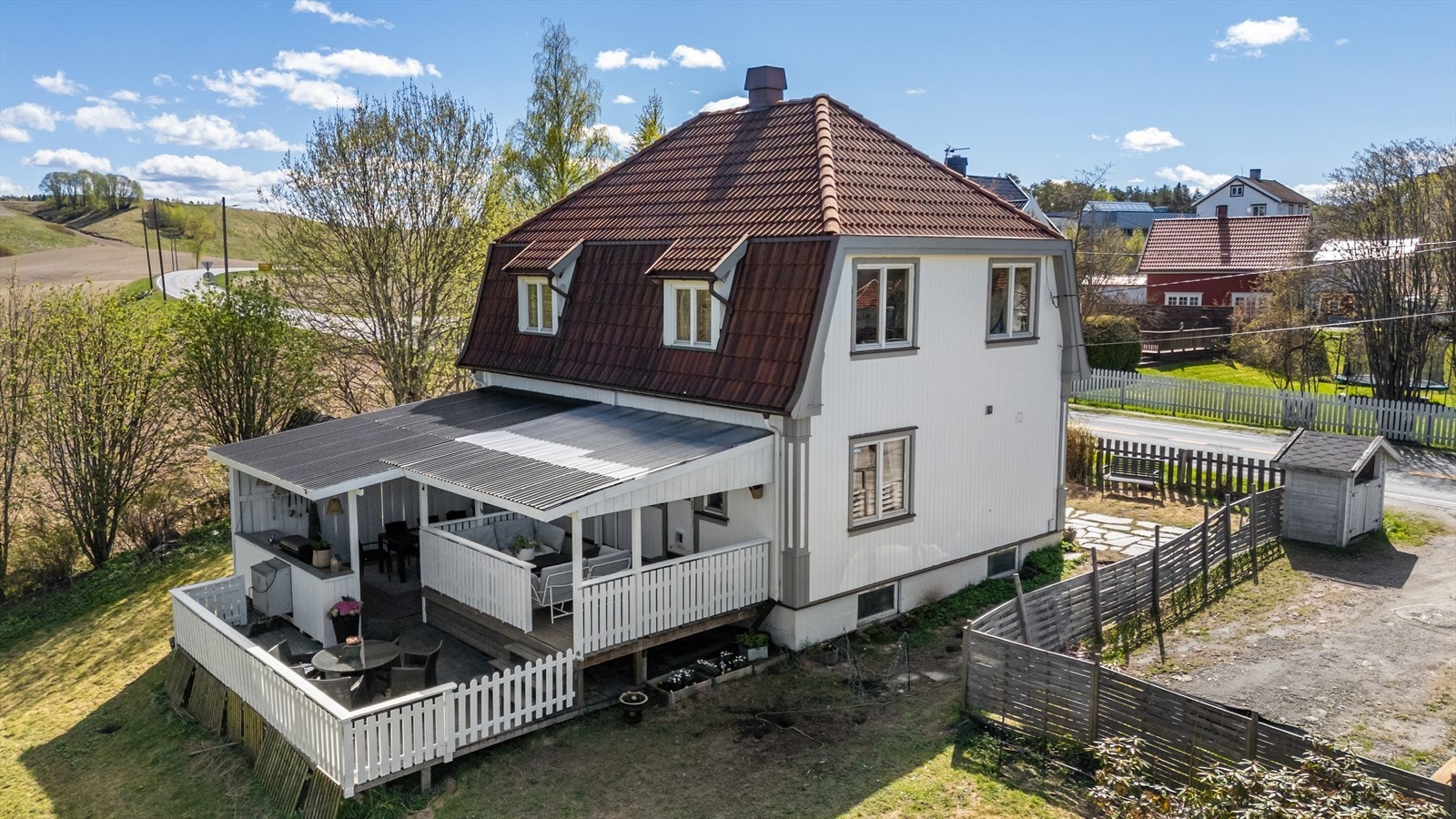 På baksiden er det en usjenert og romslig terrasse med takoverbygg. Galleribilde