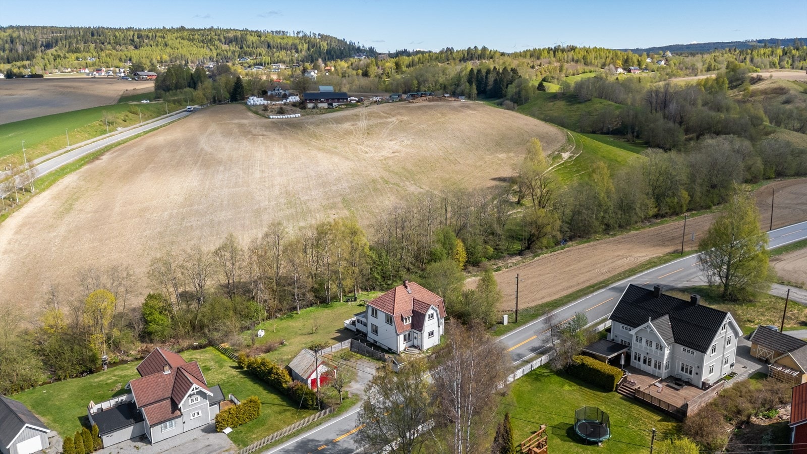 Oversiktsbilde. Nederst ved eiendomsgrensen renner det en liten bekk. Galleribilde