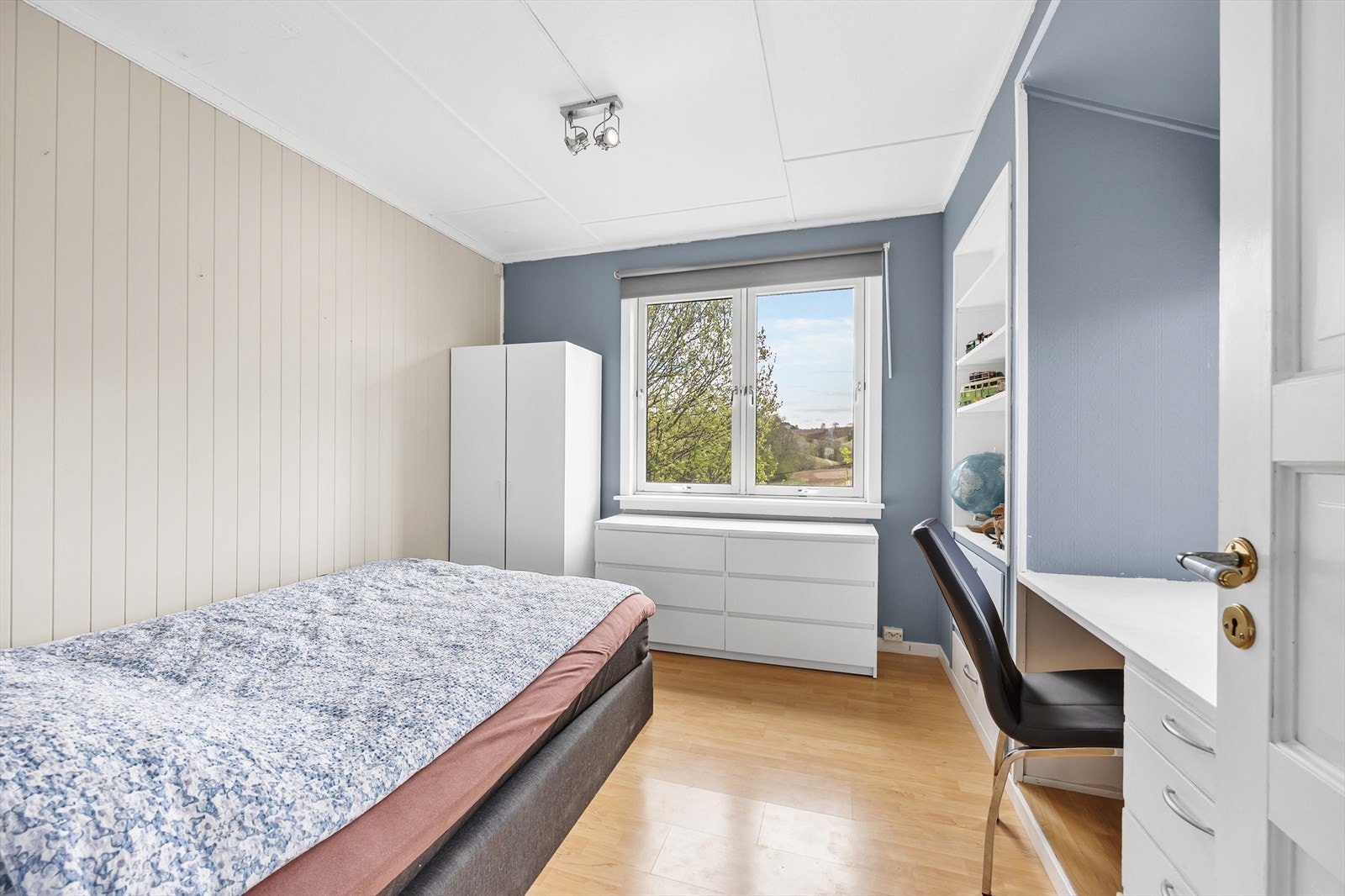 Soverom i 2. etasje med plassbygd bokhylle med skuffer. Galleribilde