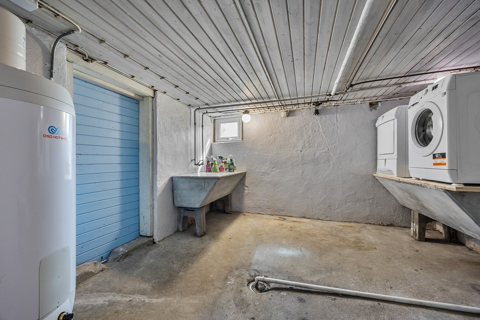 Kjellerbod/grovkjeller med opplegg for vaskemaskin og tørketrommel, samt skyllekum. Her er også varmtvannsberederen på 200 liter fra 2022 plassert. Galleribilde