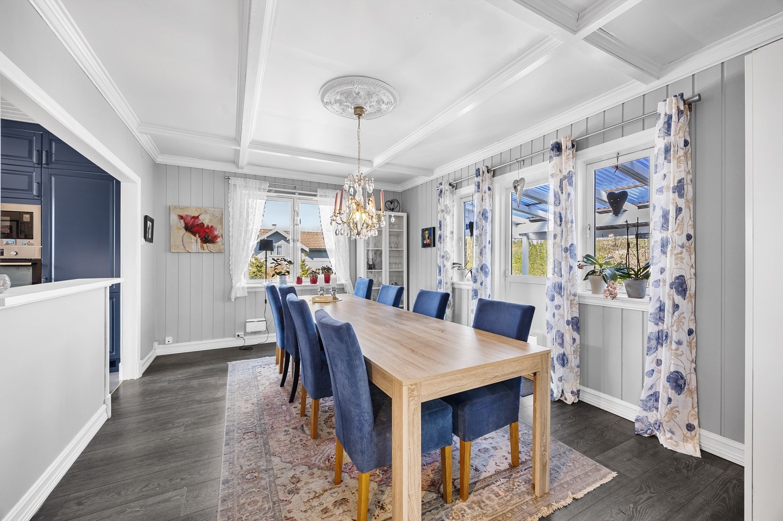Fra spisestuen er det adkomst til den fine terrassen via terrassedør. Galleribilde