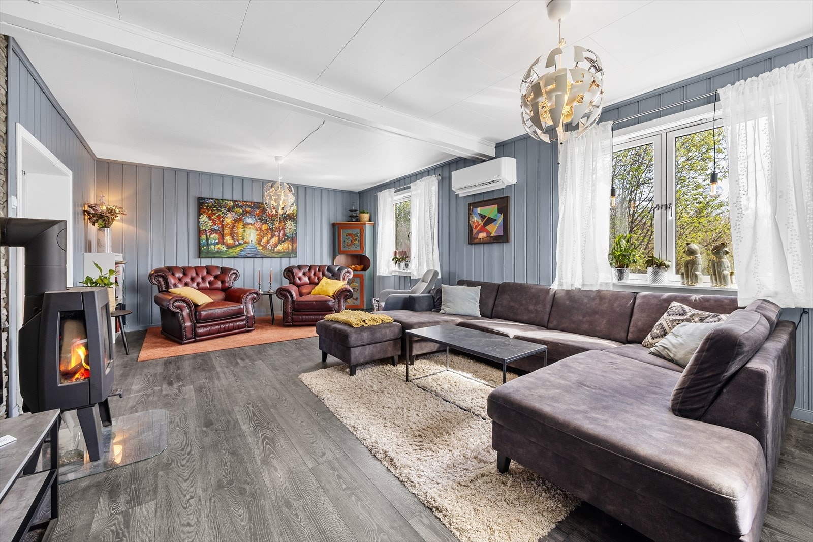 I stuen er det montert luft til luft varmepumpe på vegg. Galleribilde