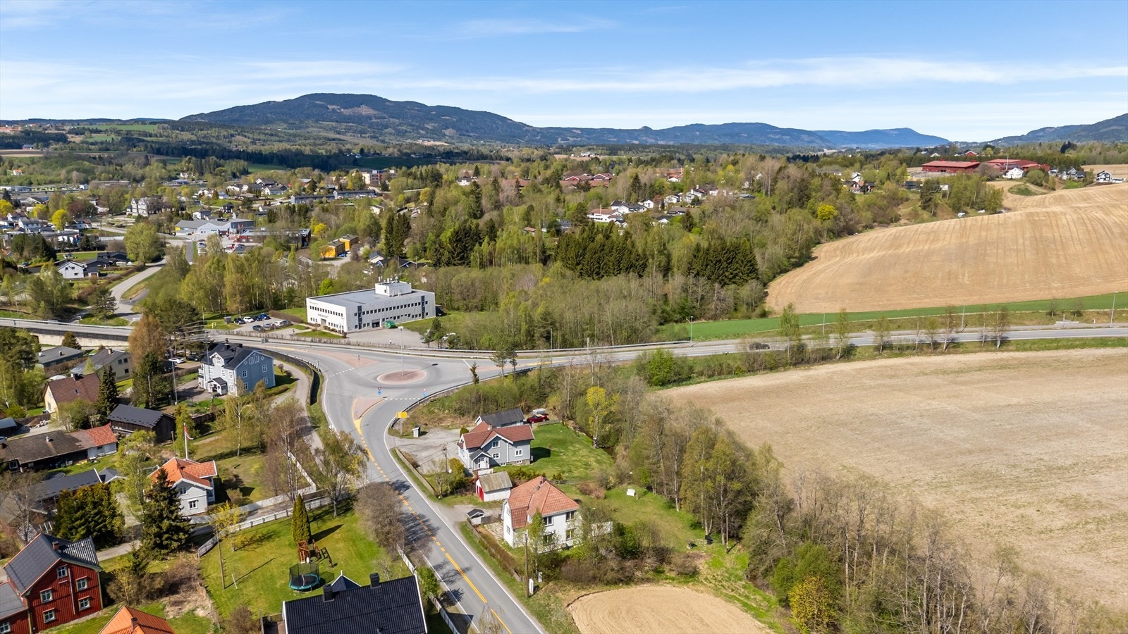 Oversiktsbilde. Nederst ved eiendomsgrensen renner det en liten bekk. Galleribilde