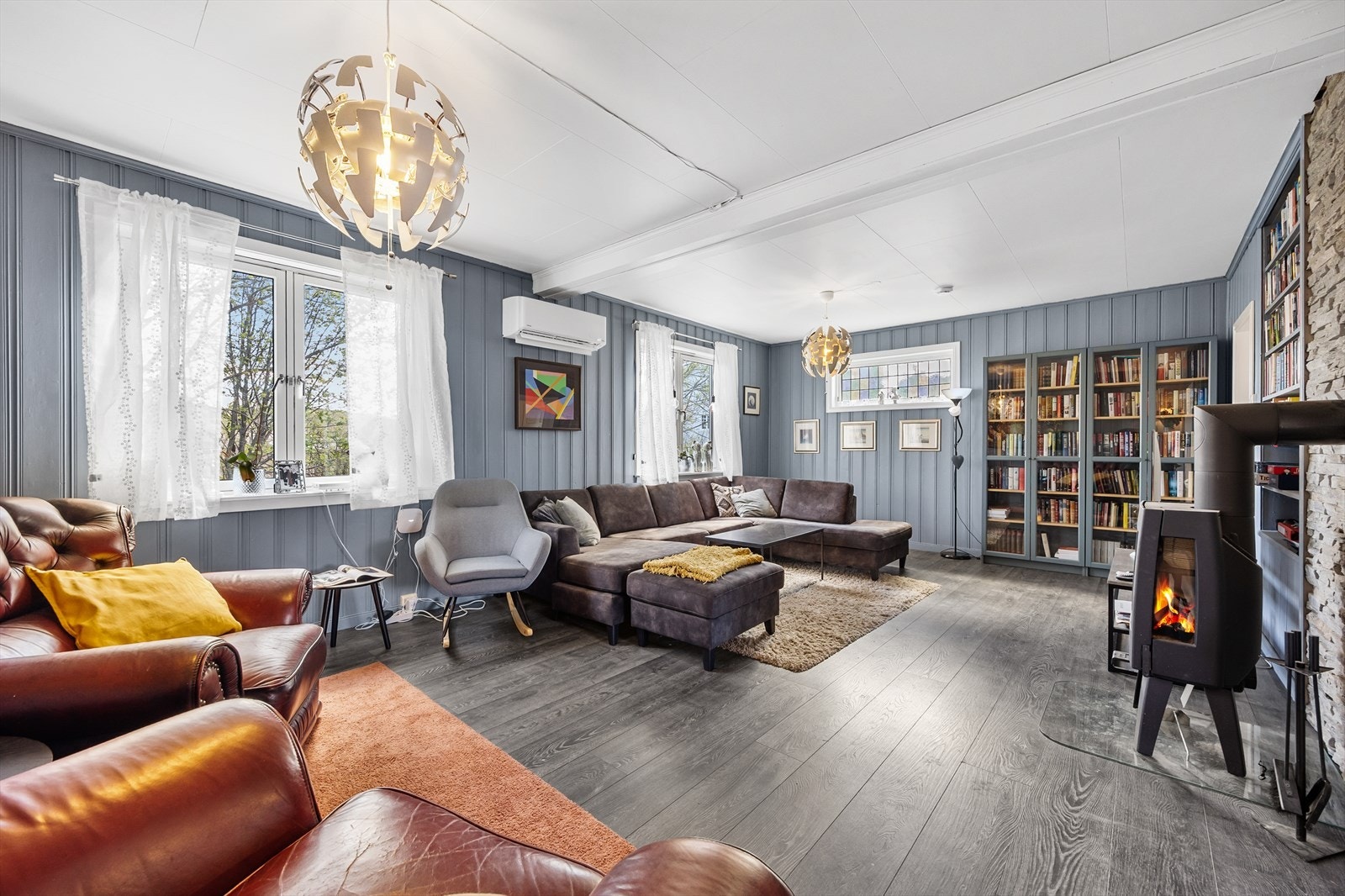 Romslig stue med god plass til sofa og øvrig møblement man måtte ønske. Galleribilde