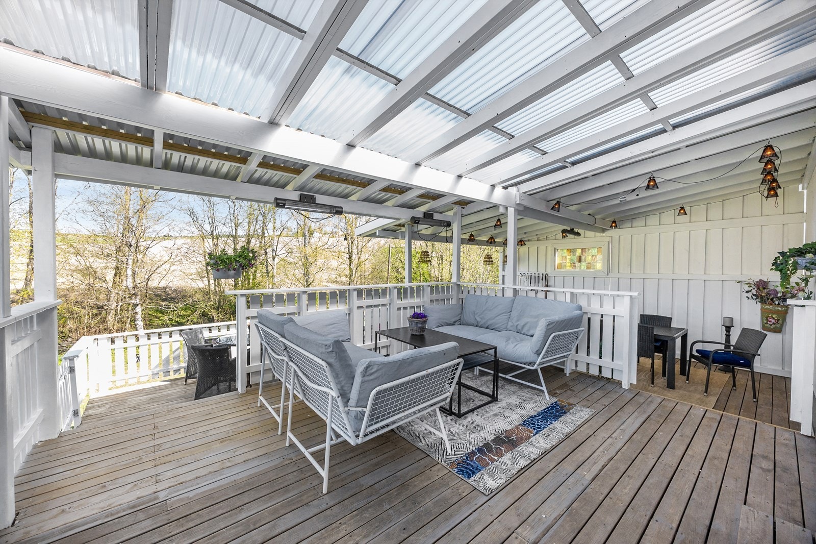 Romslig terrasse. Galleribilde