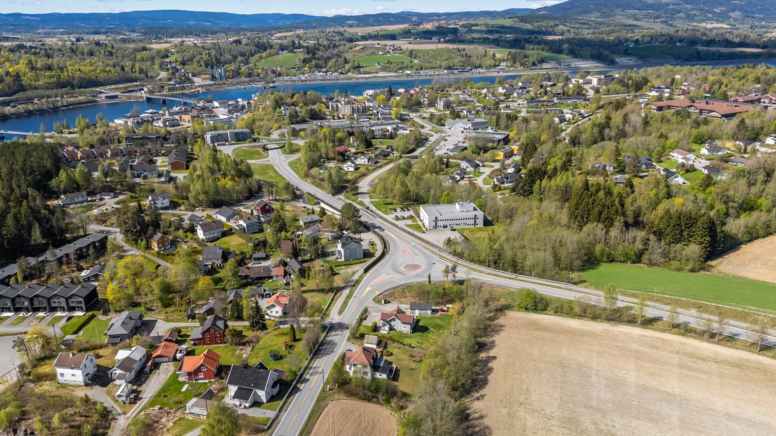 Sundet er et sjarmerende sentrum som ligger flott og idyllisk til langs Vorma med fine rekreasjonsmuligheter. Her er den kommunale administrasjonen, dagligvarebutikker, treningssenter, frisører, tannlege, legevakt og flere servicetilbud. Galleribilde