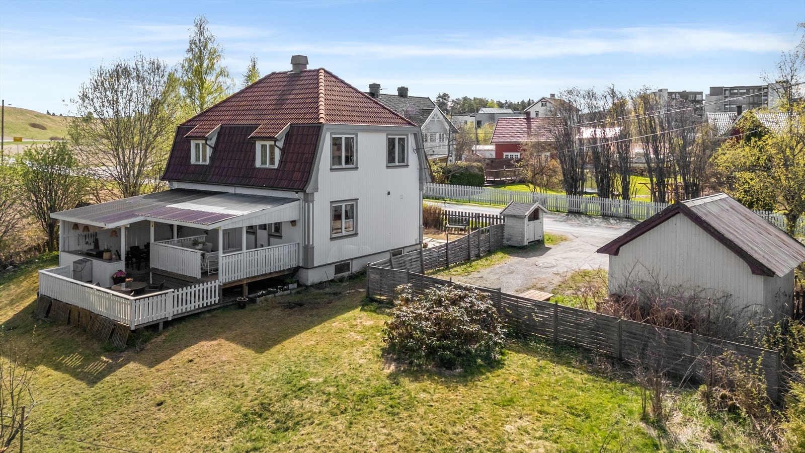 Eneboligen er omgitt av en stor hage med fine uteområder som er gjerdet inn og stor overbygget terrasse på baksiden. Galleribilde