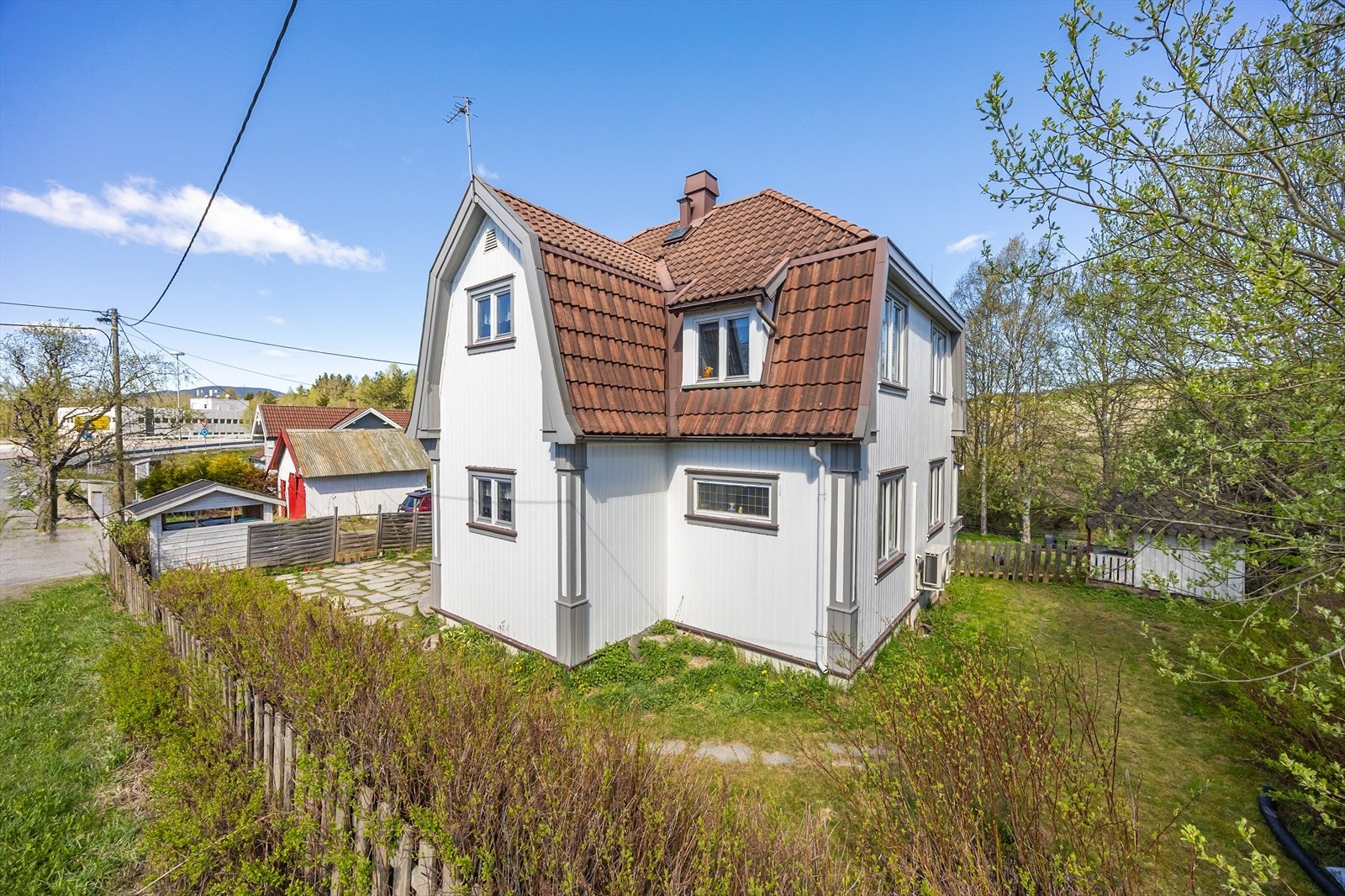 Eneboligen ble oppført i 1925 og går over to etasjer, samt kjeller og loft. Huset er nylig malt utvendig. Galleribilde