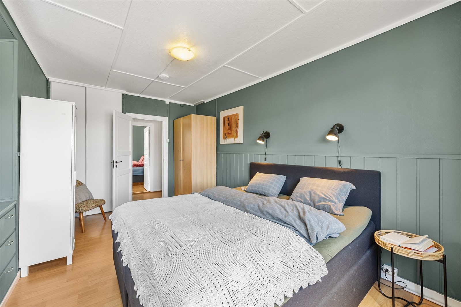 I hovedsoverommet er det tilhørende skyvedørsgarderobe. Galleribilde