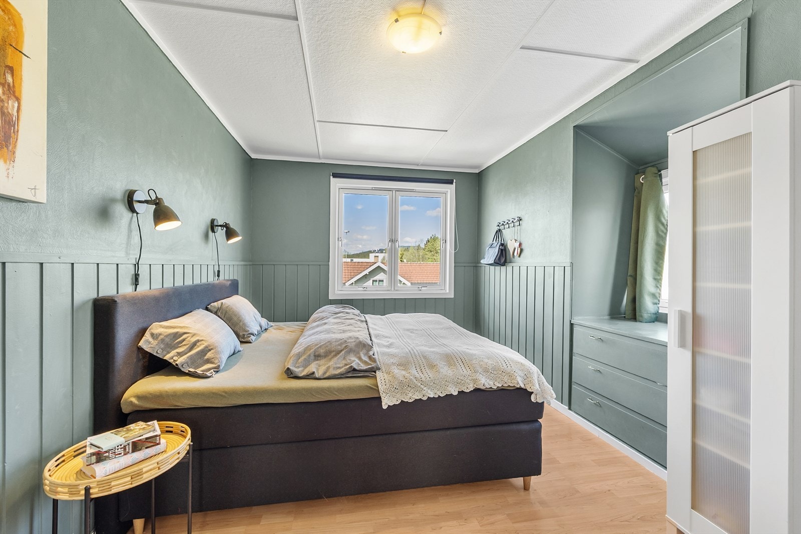 Hovedsoverom malt i en behagelig grønn nyanse. Galleribilde