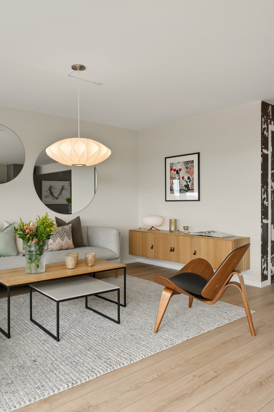 Romslig stue med god plass til flere sittegrupper, samt varmekabler i hele etasjen for ekstra komfort. Galleribilde