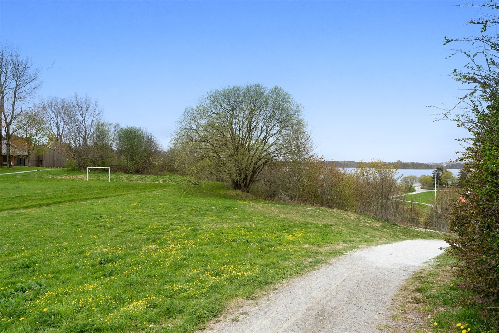 Området byr på flotte turmuligheter rundt Stokkavannet, Hålandsvannet og Mosvannet, samt hyggelige sykkel- og gåturer til Selvåg hagesenter og Hafrsfjord for is, bading og rekreasjon. Galleribilde