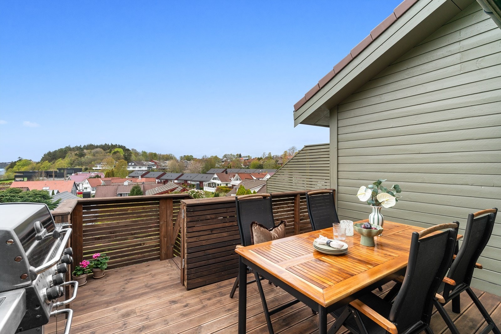 Fra stue er det direkte utgang til en romslig og solrik terrasse, et naturlig samlingspunkt for familie og venner, enten man ønsker rolige sommerdager eller sosiale kvelder utendørs. Fra terrassen er det trapper ned til platting og videre til felles hage. Galleribilde