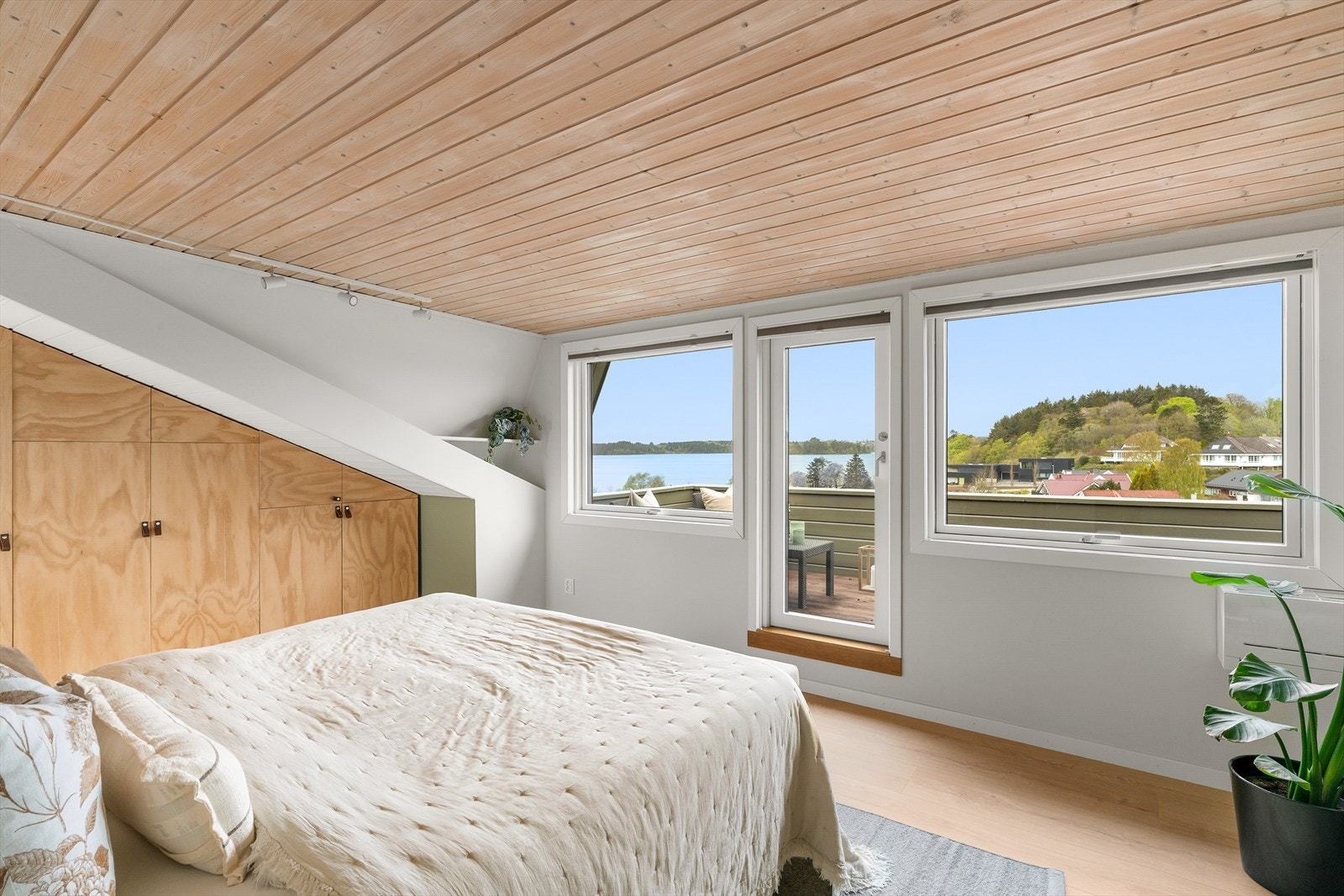 Boligen har en fantastisk panoramautsikt over Stokkavannet, som skaper en helt unik atmosfære året rundt. Galleribilde