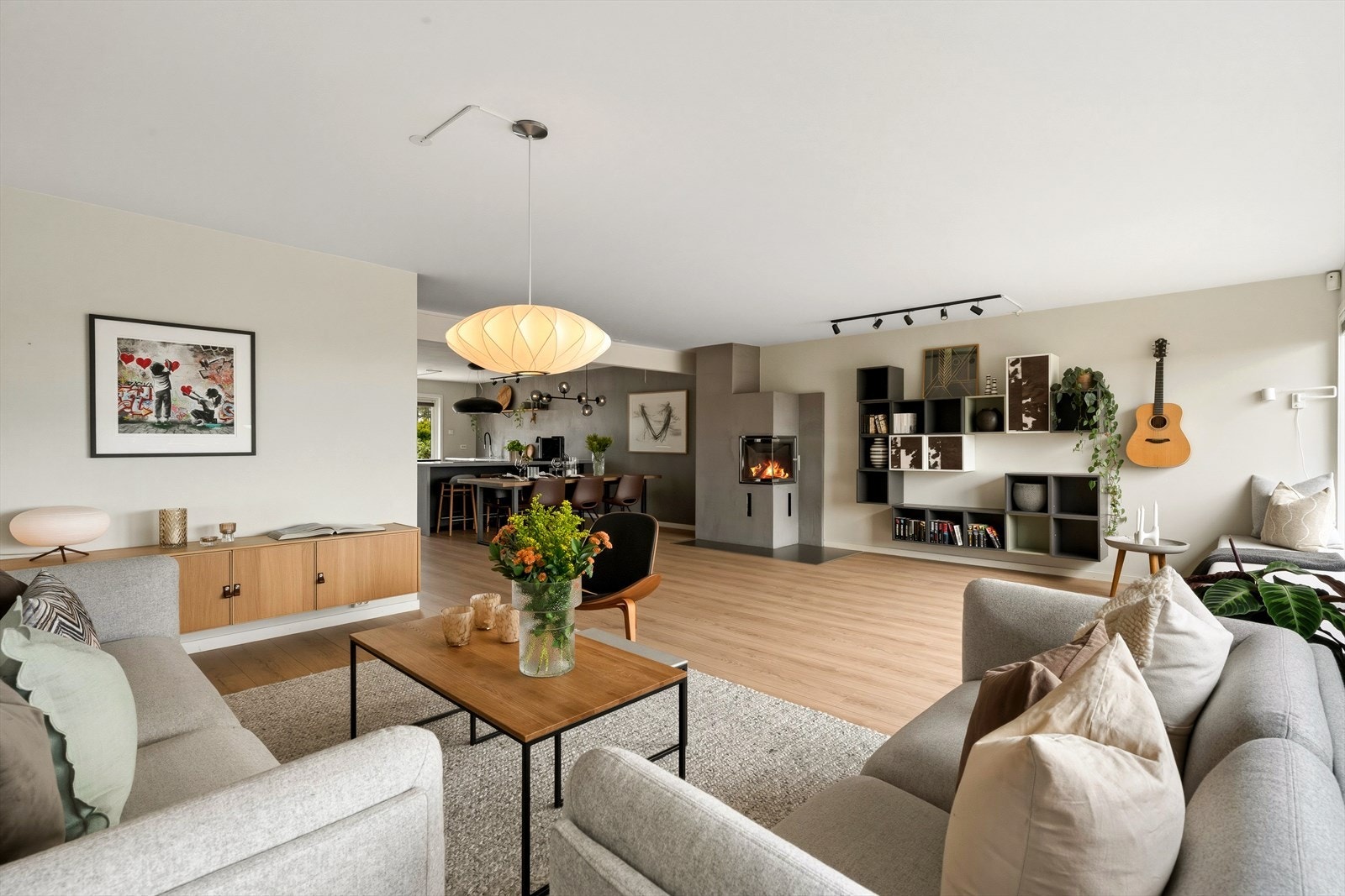 Boligen fremstår som moderne, lys og gjennomført med tidsriktige materialvalg og en funksjonell planløsning over tre etasjer. Galleribilde