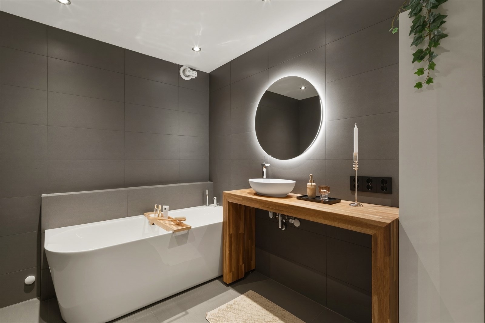 Badet ble pusset opp i 2021/2022 og fremstår som moderne og delikat. Stilrent bad i underetasjen med fliser på gulv og vegger. Det er varmekabler i gulv og spotter i himling. Galleribilde