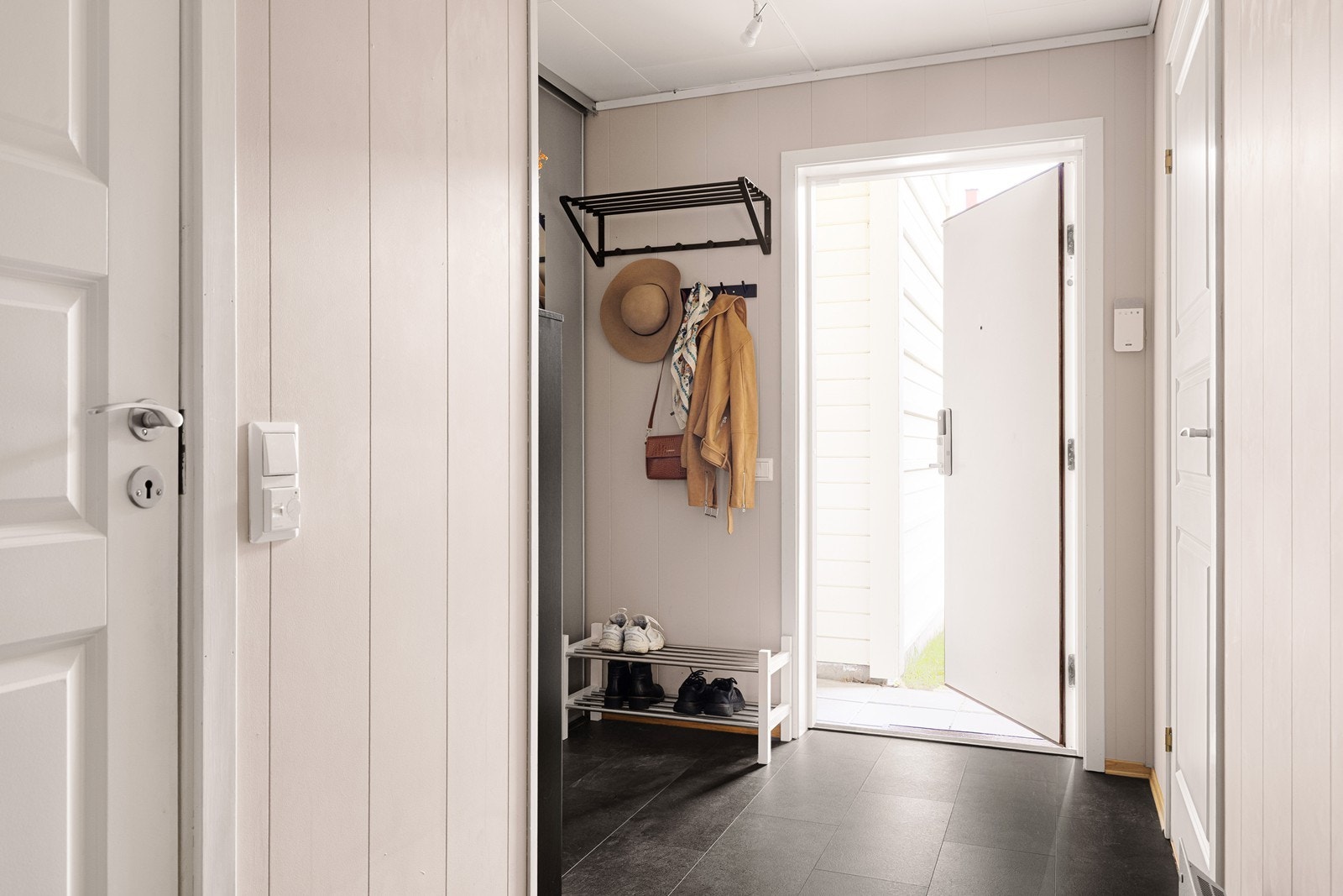 Entreen er videre innredet med knaggrekke og romslig skyvedørsgarderobe. Fra entreen er det adkomst til soverommet og kontoret. Galleribilde