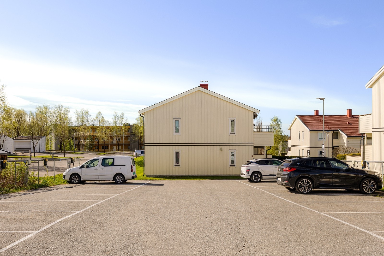 Leiligheten har en parkeringsplass inkludert i handelen på borettslagets felles parkeringsplass. Galleribilde