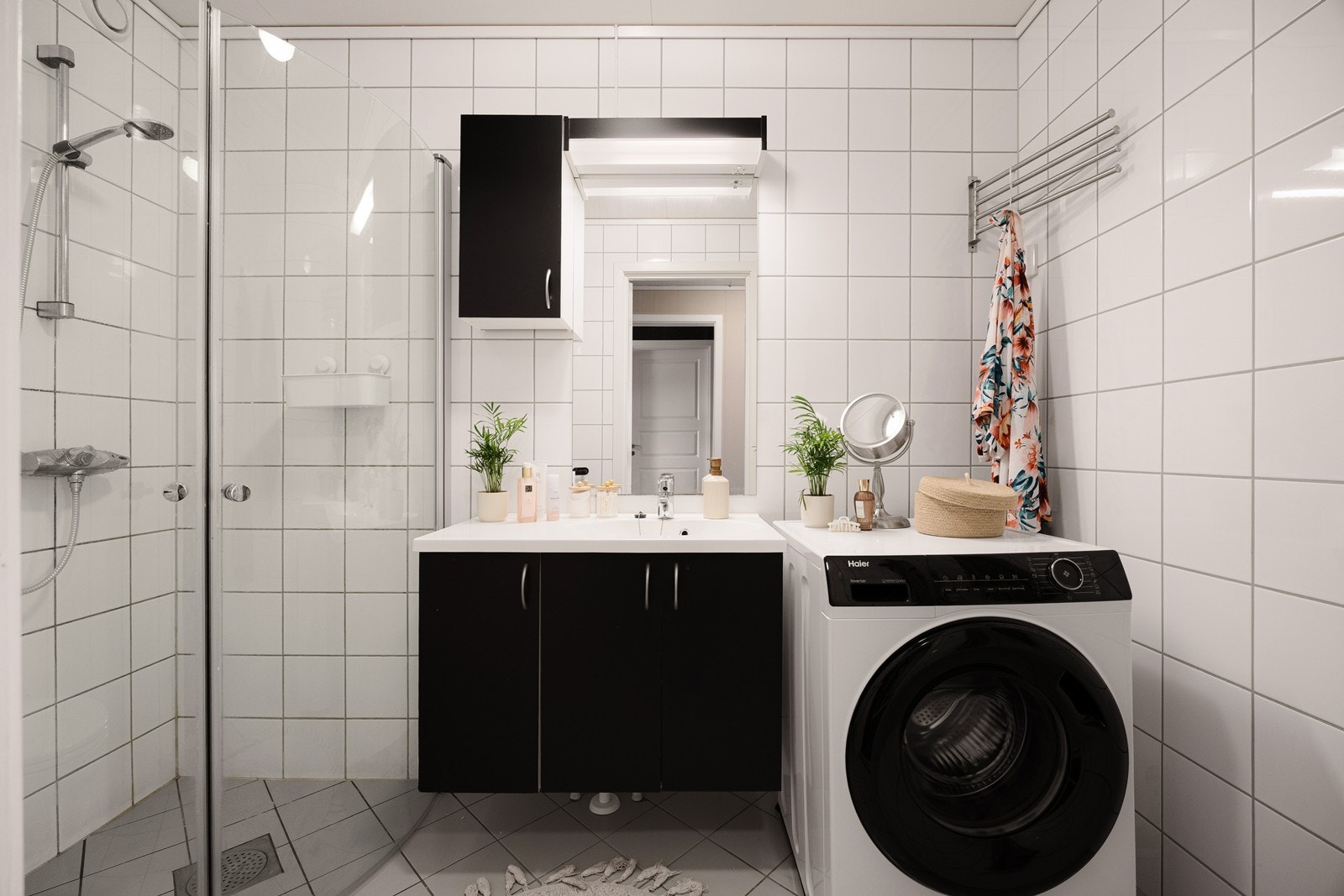 Badet har flislagt gulv med varme, flislagte vegger og en himling med tak-ess. Badet er innredet med et vegghengt servantskap med en overliggende servant og ett-greps armatur, samt har badet et vegghengt speil med lys. Galleribilde