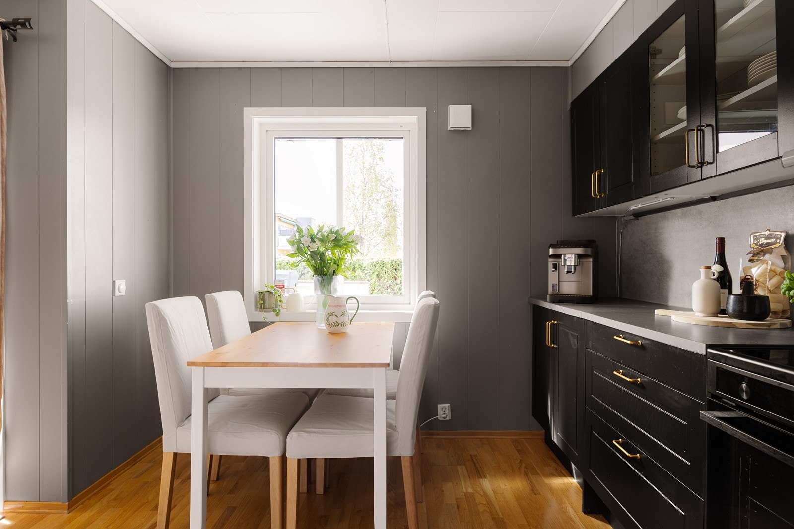 Kjøkkenet har en åpen løsning mot stuen og spiseplass. Galleribilde