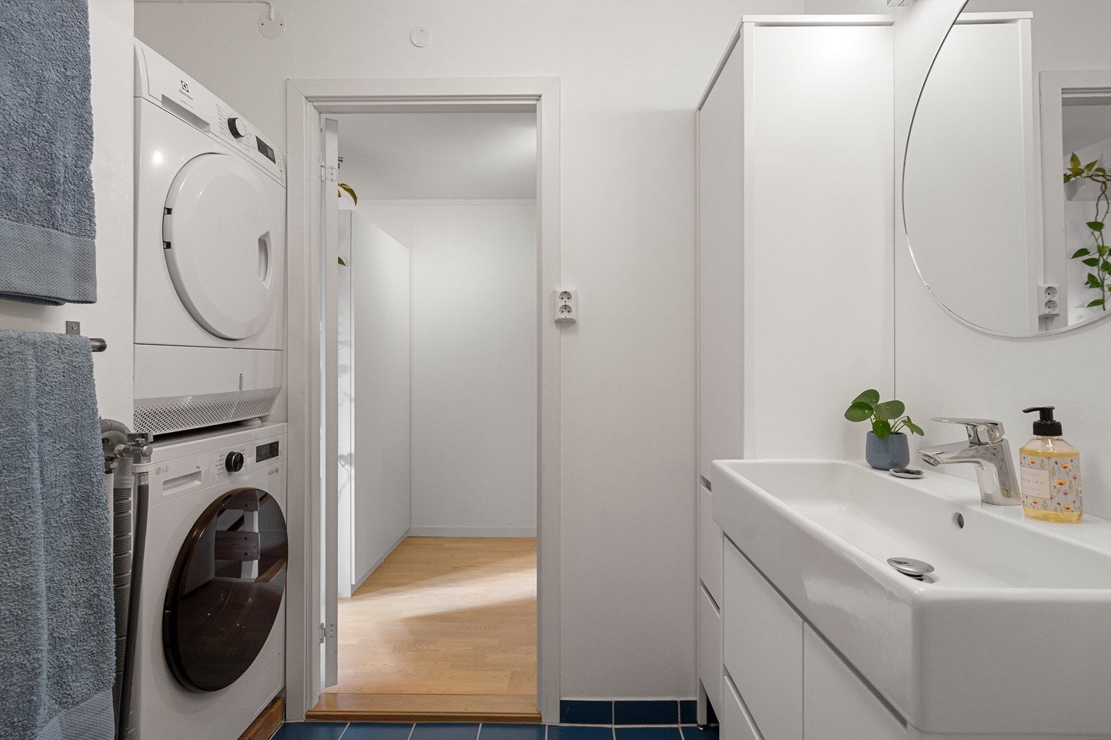 Det er opplegg for vaskemaskin og tørketrommel på badet. Galleribilde