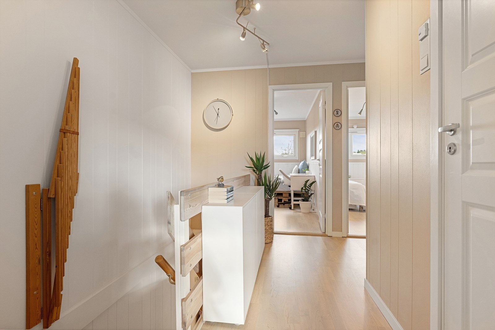 I øverste etasje finner du leilighetens tre soverom, bad og toalettrom. Parkett på gulvene ble lagt i 2021. Galleribilde