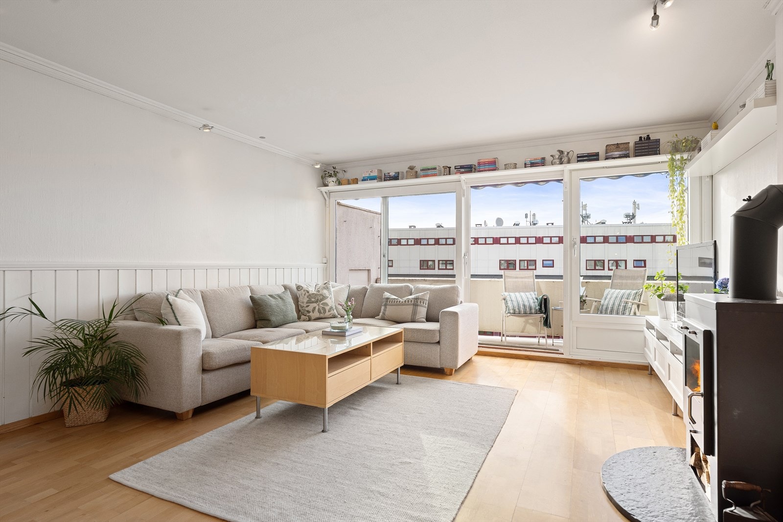 Lys og romslig stue med parkett og store vindusflater som slipper inn rikelig med naturlig lys. Galleribilde