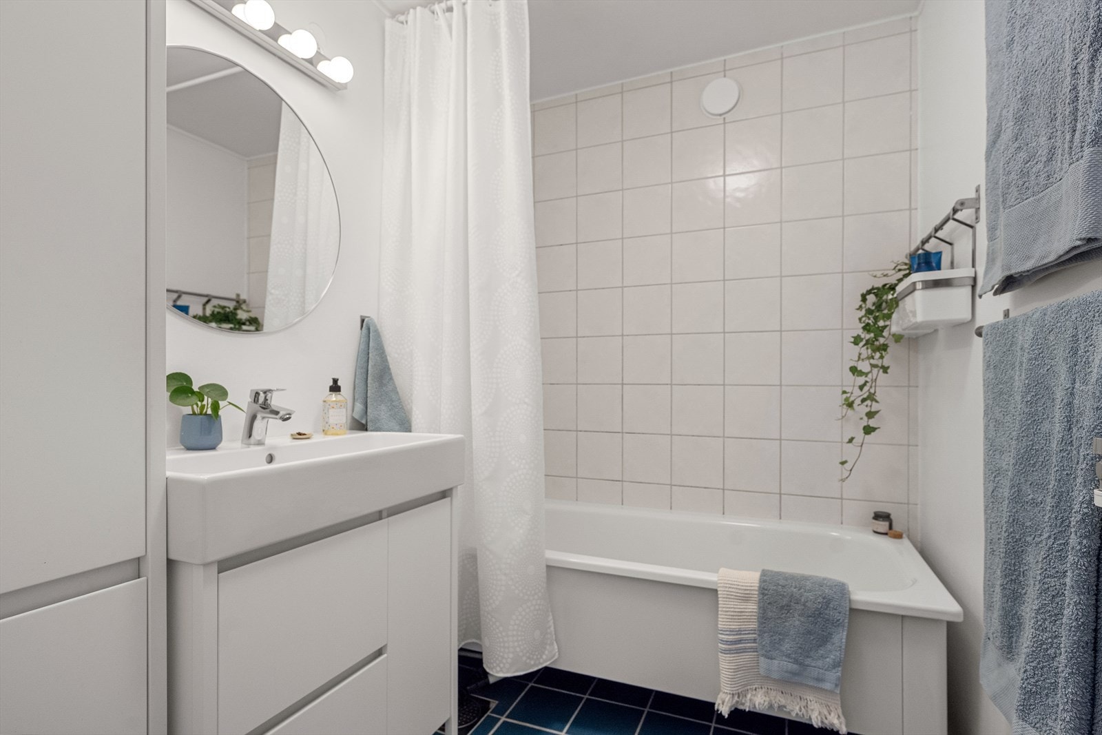Badet har elektriske varmekabler i gulvet, badekar og servantinnredning. Innredning og badekar er fra 2017. Galleribilde