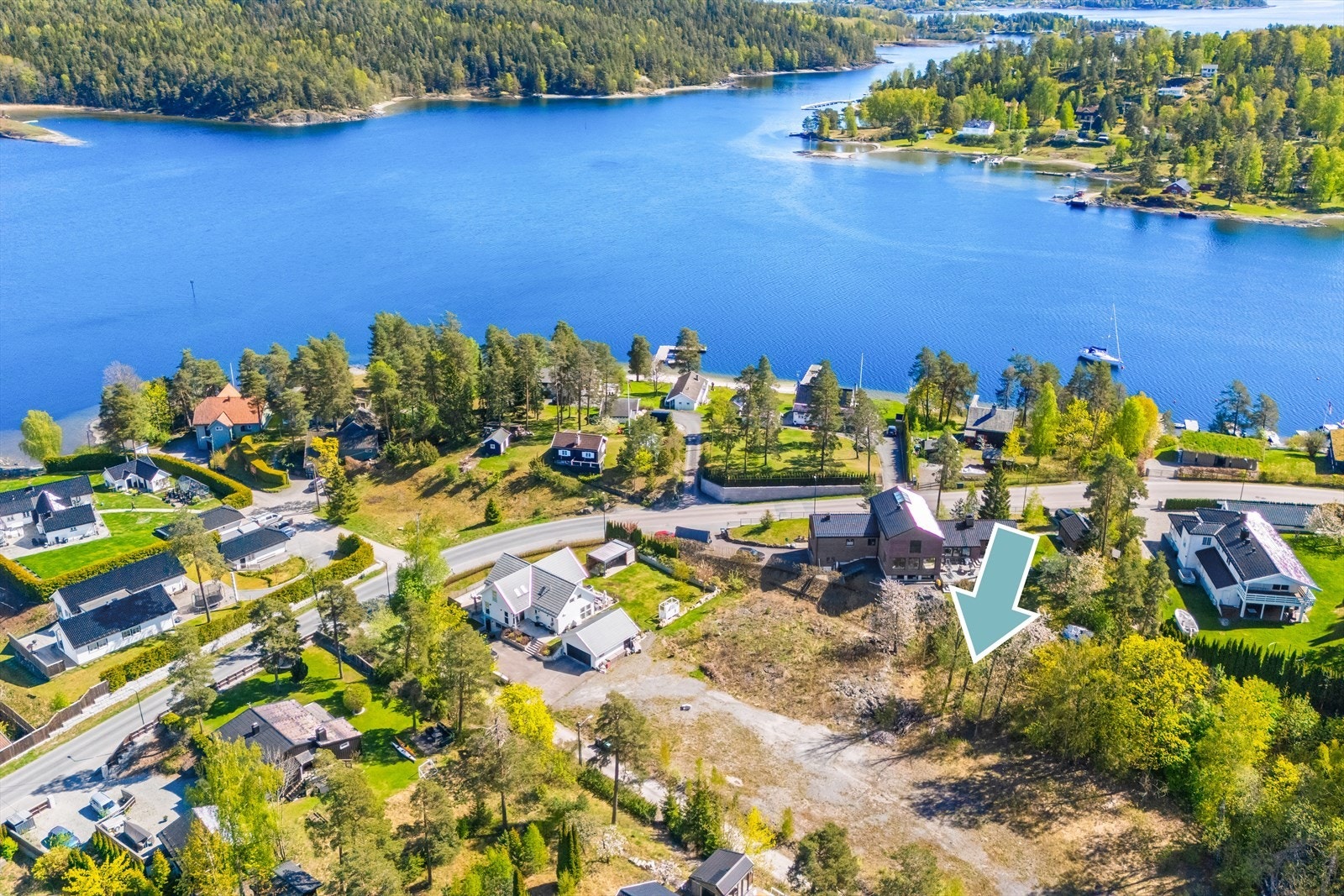 DNB Eiendom ved Bettina Due ønsker velkommen til en ubebygget tomt på Nesøya. En sjelden mulighet til å skape et hjem i et veletablert område med umiddelbar nærhet til sjøen. Galleribilde