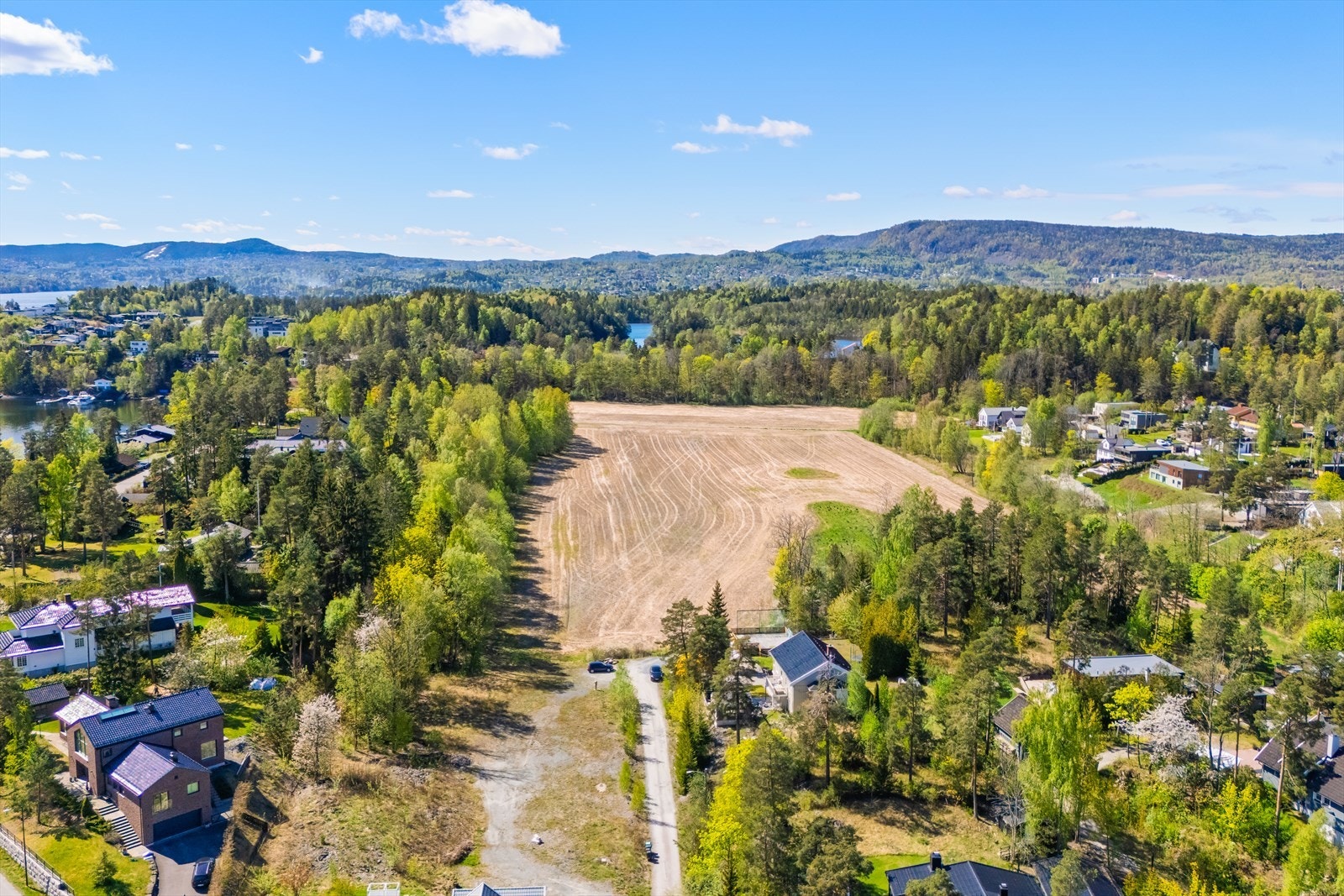 Mot nord og øst grenser tomten til store, åpne landbruks- og naturområder. Galleribilde