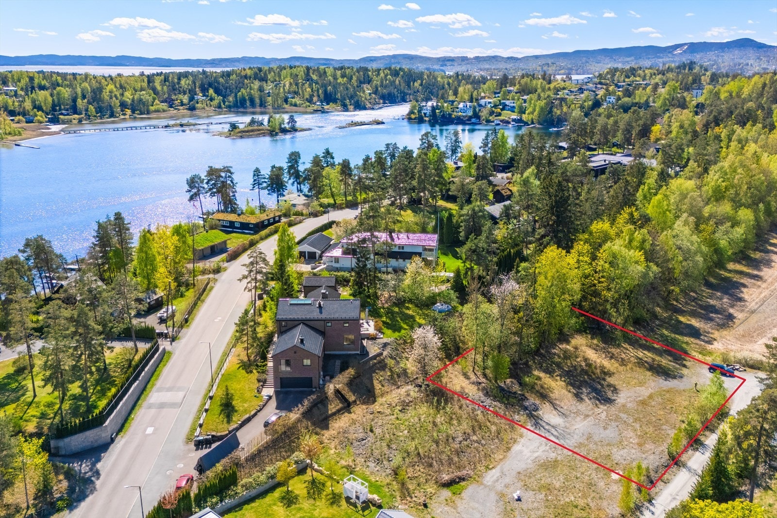 Eiendommen har adkomst via privat vei og ligger skjermet til, omkranset av etablert villabebyggelse. Markeringen er omtrentlig. Galleribilde