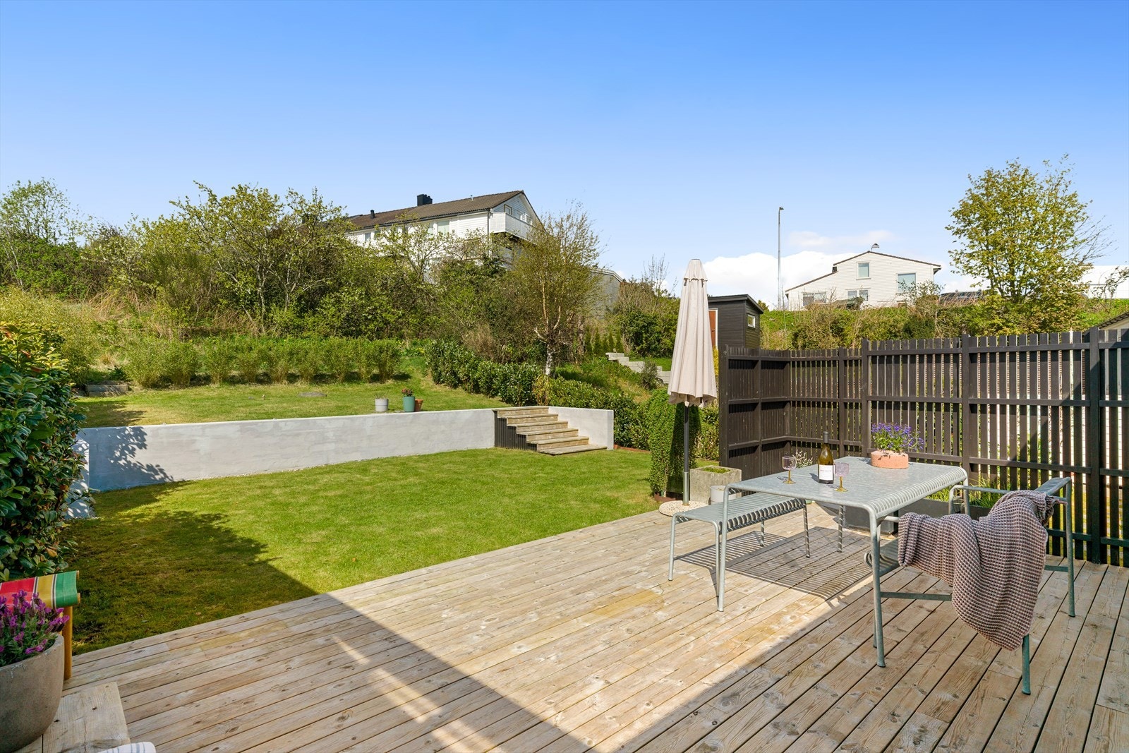 Terrassen på ca. 25 m² ble bygget i 2019 og har en bærende trekonstruksjon med terrassebord. Galleribilde